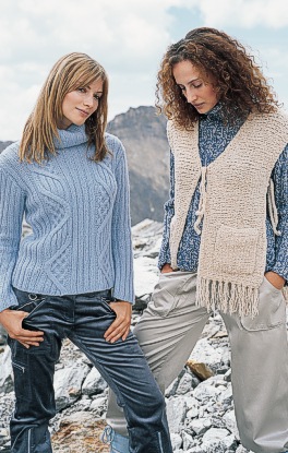 Zwei Pullover aus blauer Wolle