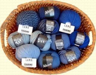 Viele blaue Wollknäuel